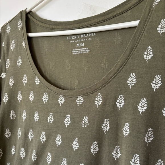 🎉4/30$🎉 Lucky Brand Olive Print T-Shirt Medium - Picture 2 of 5
